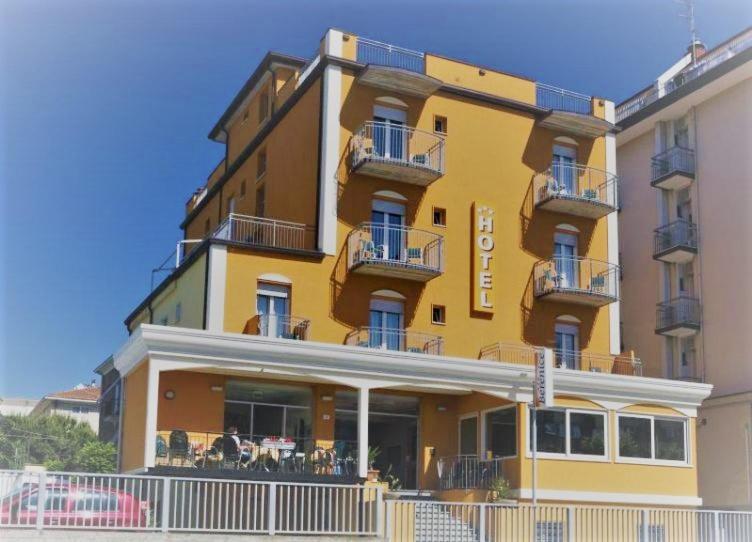 Hotel Berenice Римини Екстериор снимка