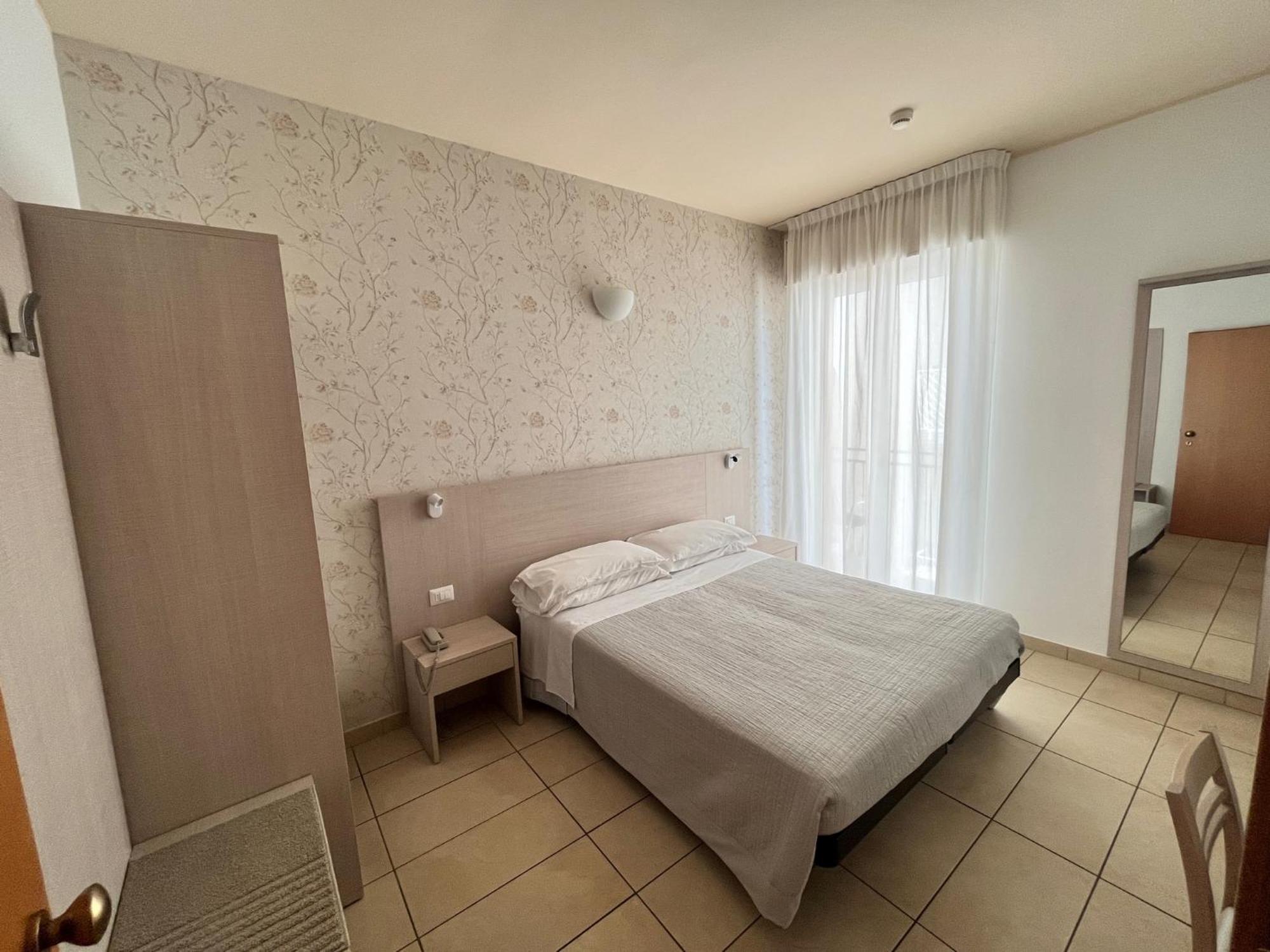 Hotel Berenice Римини Екстериор снимка