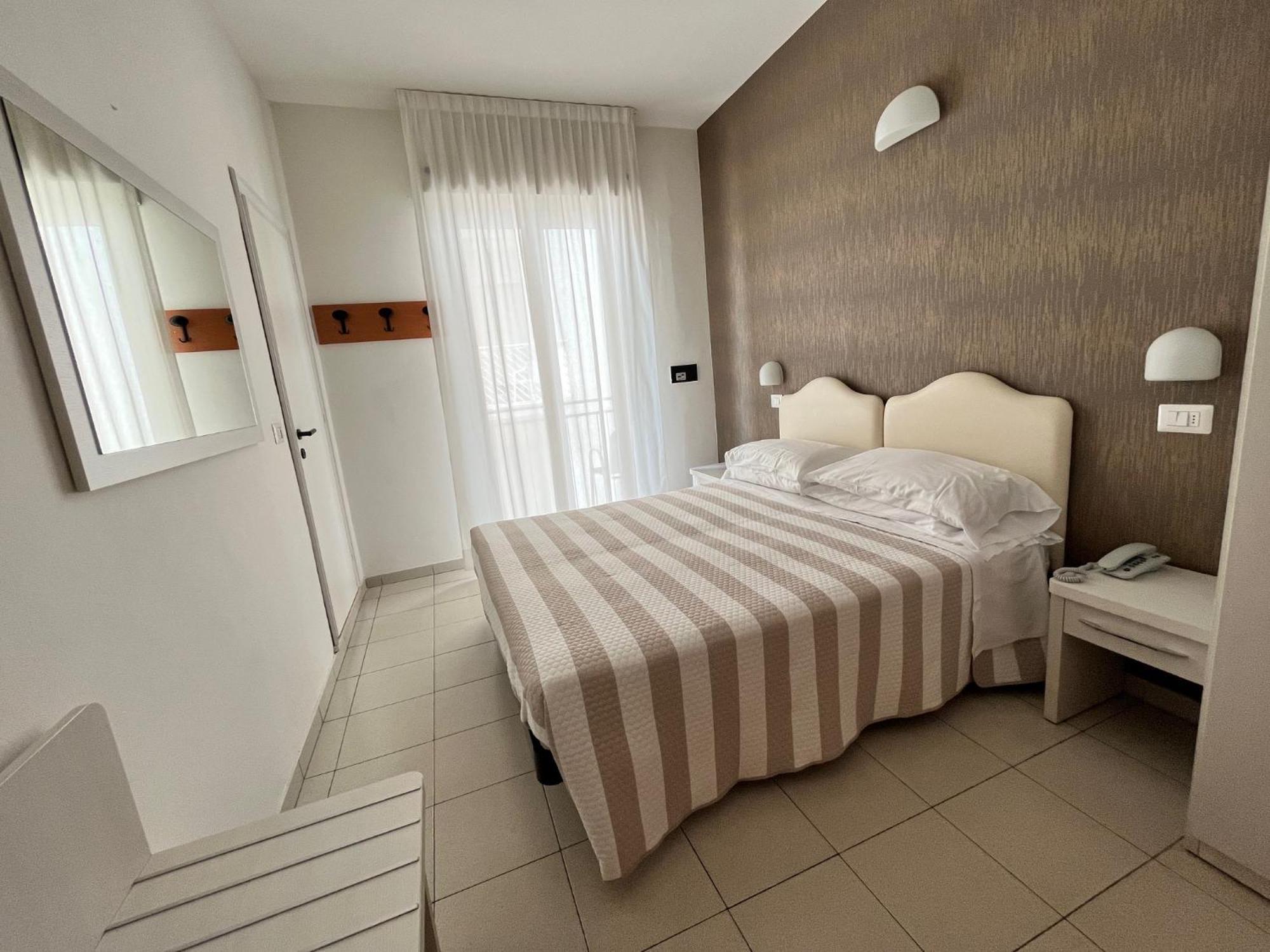 Hotel Berenice Римини Екстериор снимка
