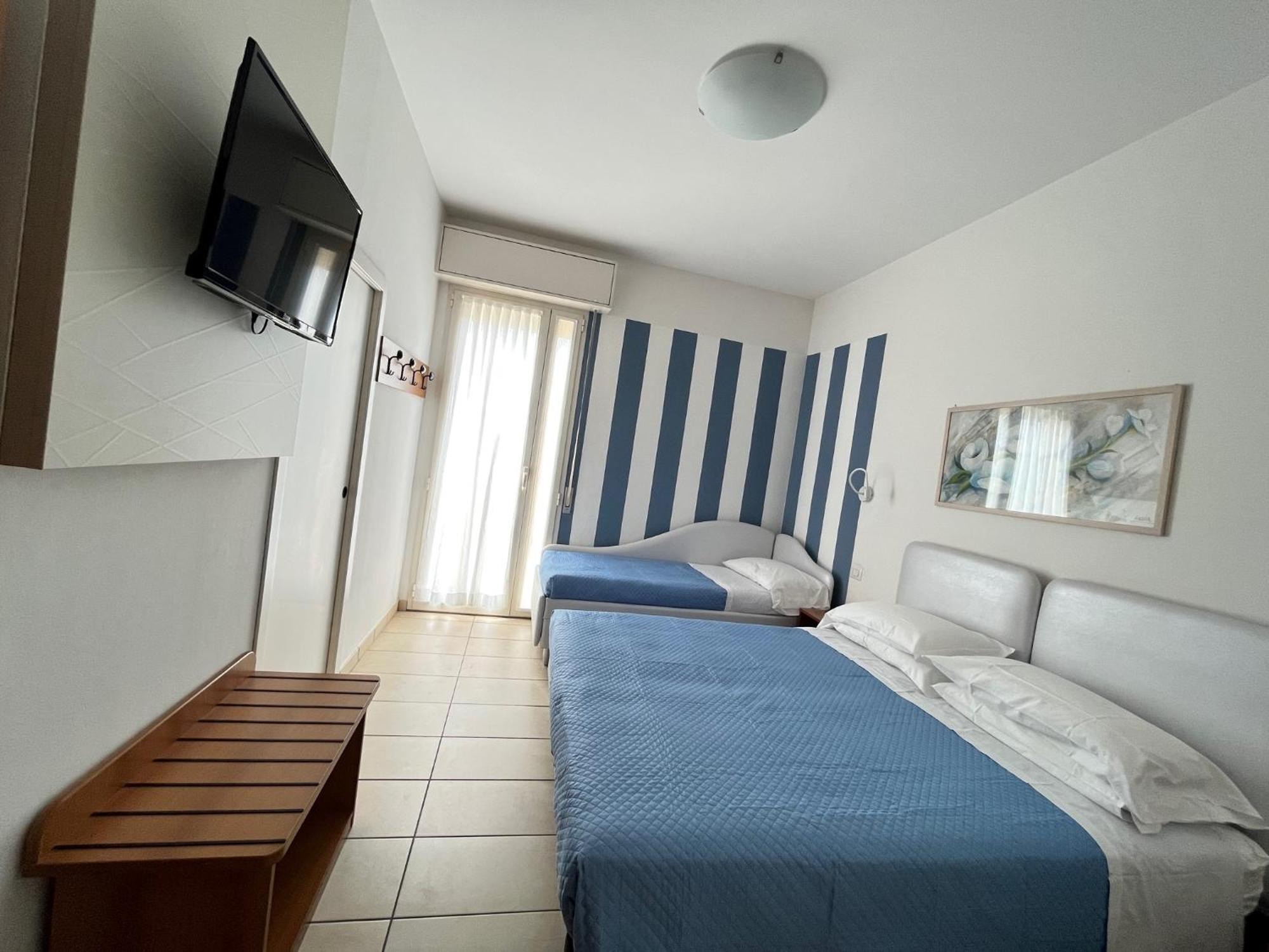Hotel Berenice Римини Екстериор снимка