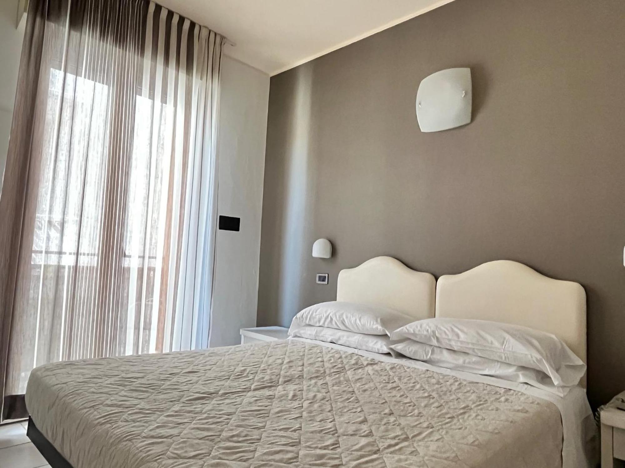 Hotel Berenice Римини Екстериор снимка