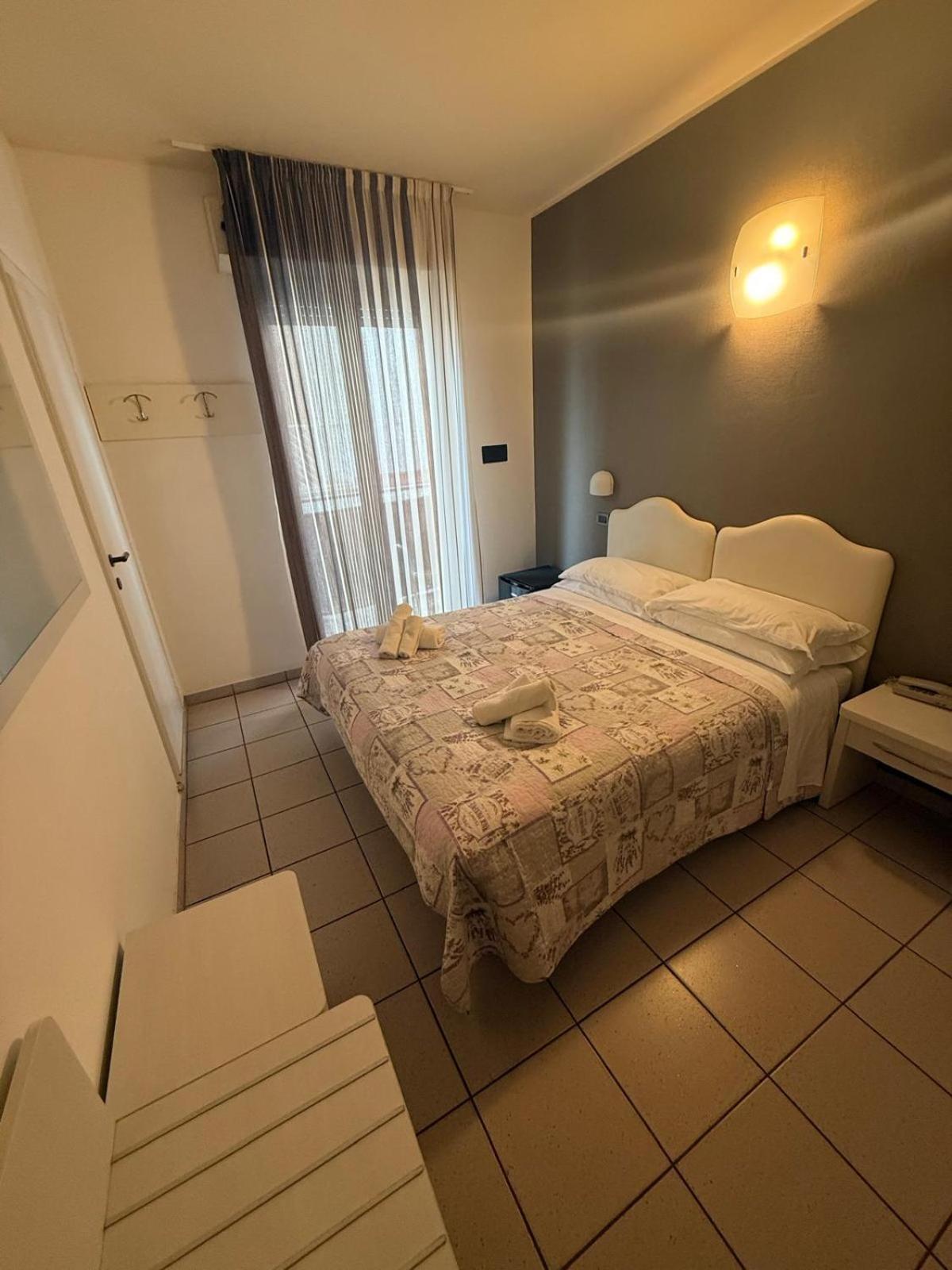 Hotel Berenice Римини Екстериор снимка