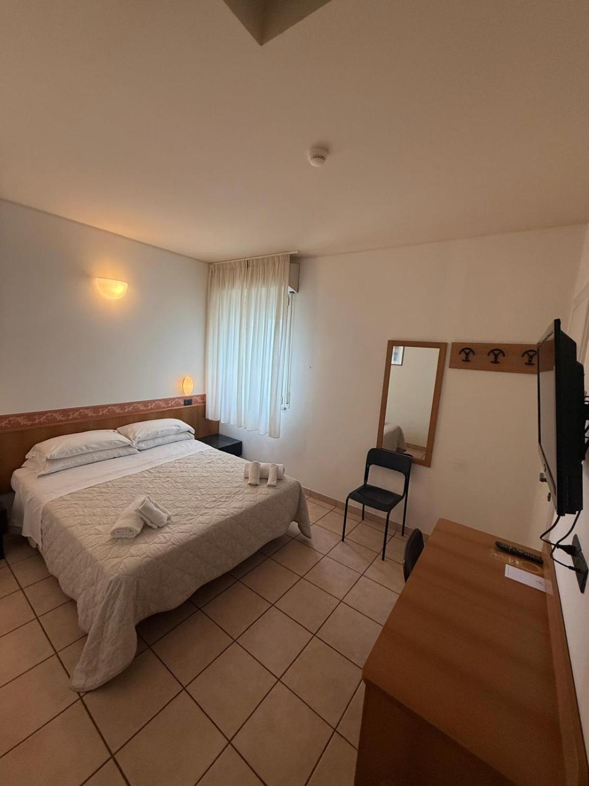 Hotel Berenice Римини Екстериор снимка