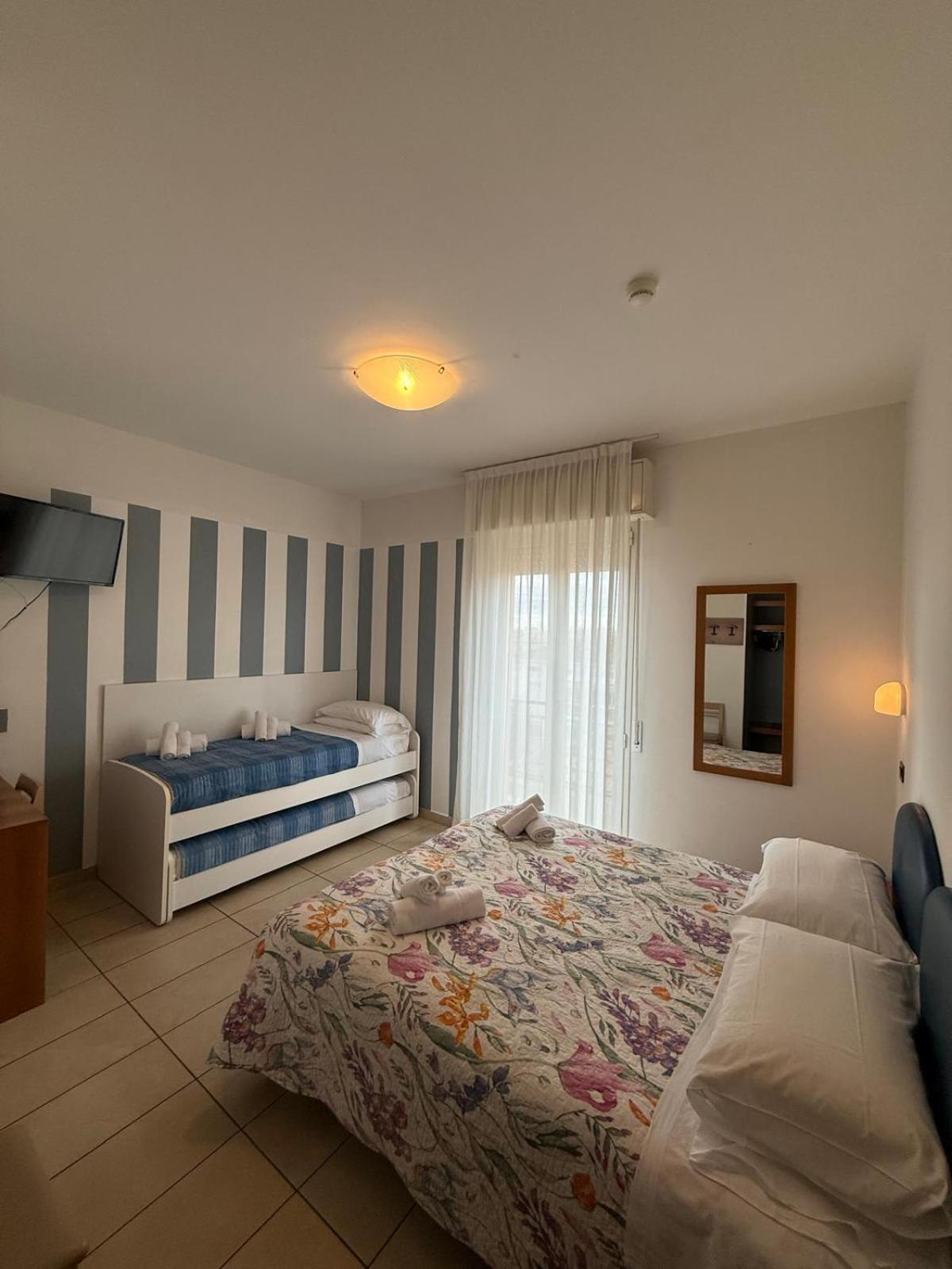 Hotel Berenice Римини Екстериор снимка