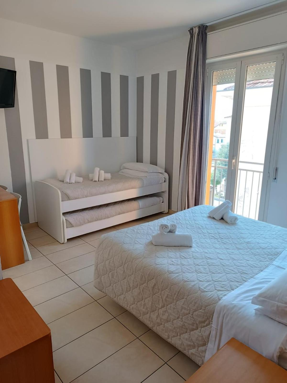 Hotel Berenice Римини Екстериор снимка