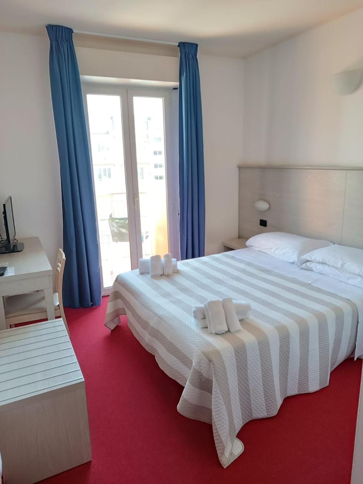 Hotel Berenice Римини Екстериор снимка