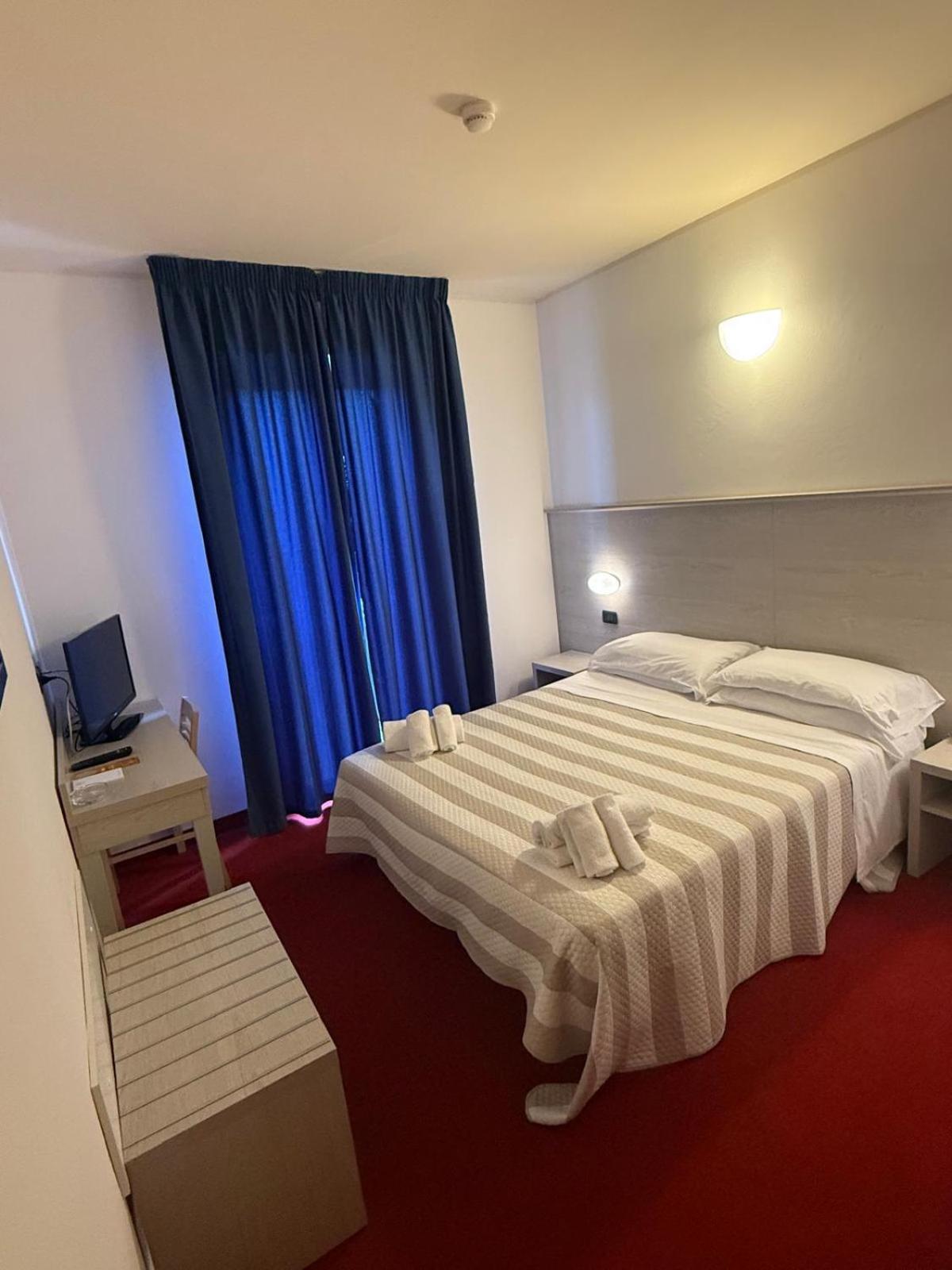 Hotel Berenice Римини Екстериор снимка