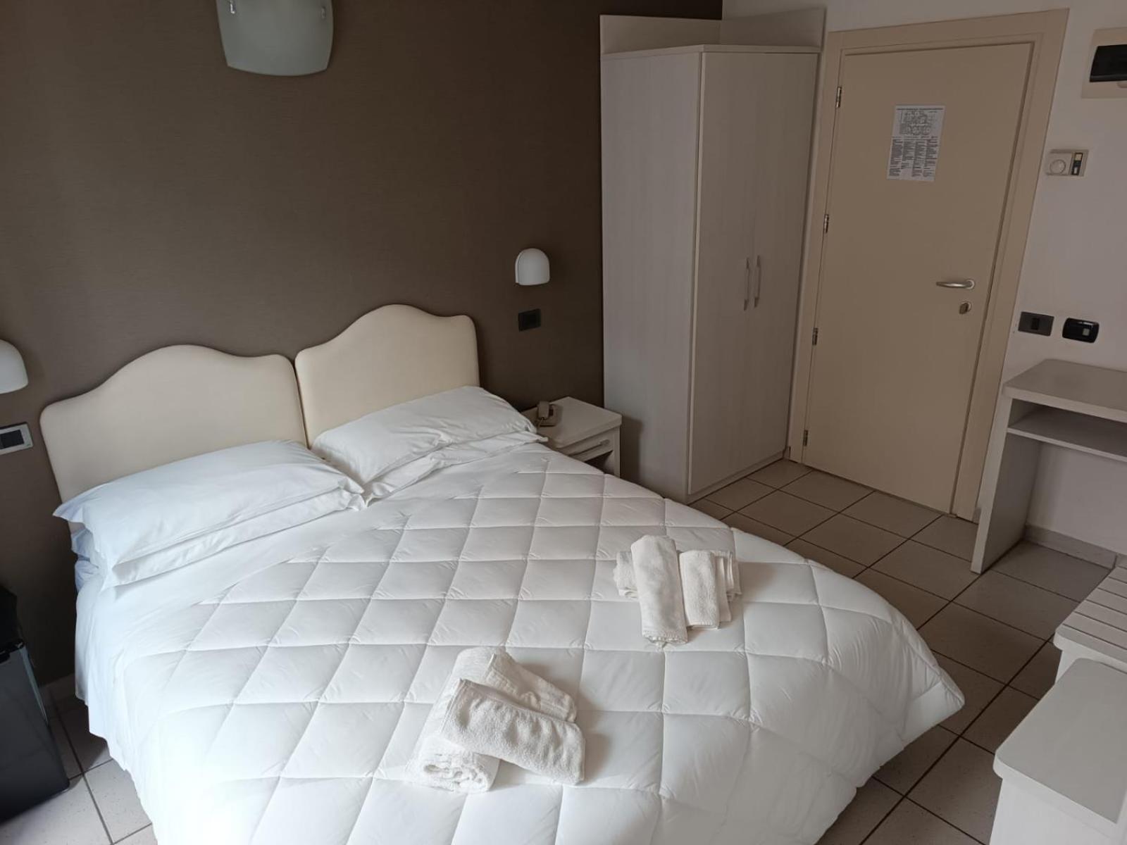 Hotel Berenice Римини Екстериор снимка