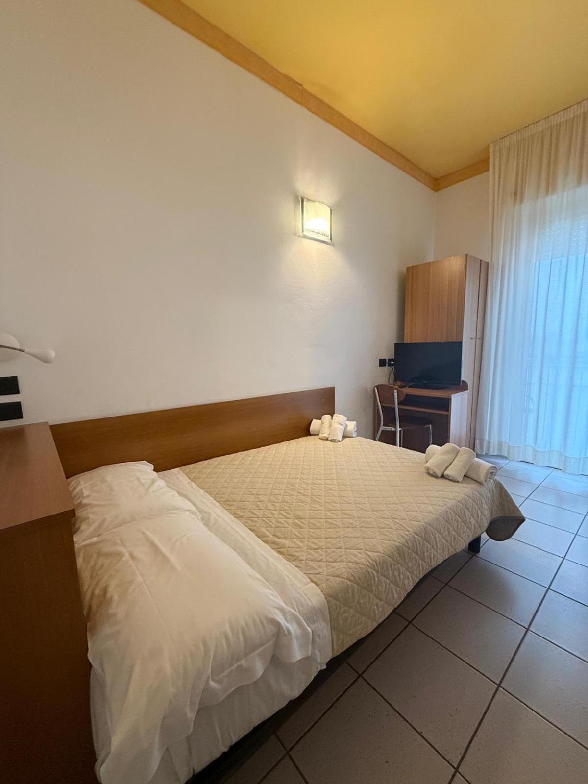 Hotel Berenice Римини Екстериор снимка