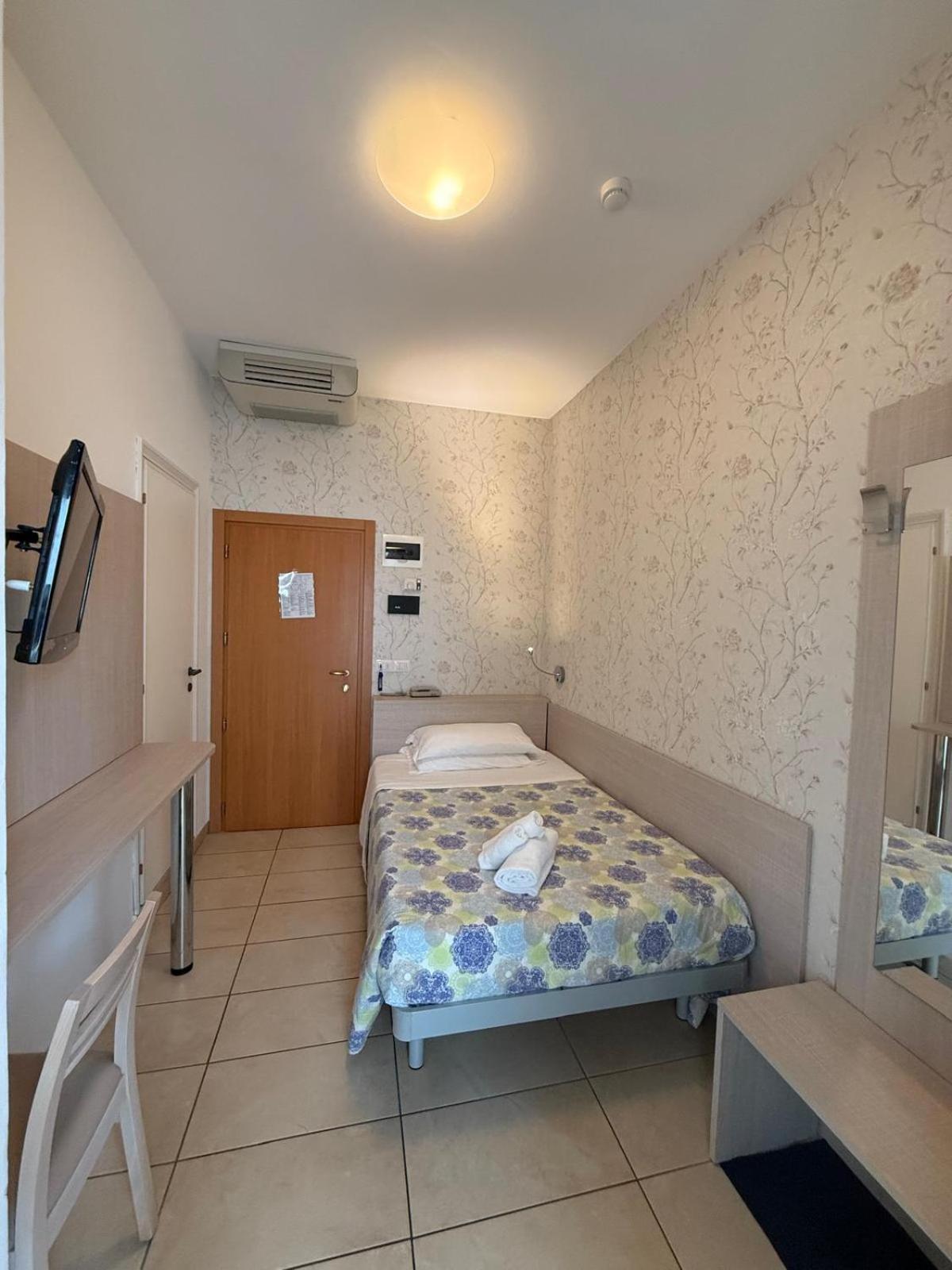 Hotel Berenice Римини Екстериор снимка