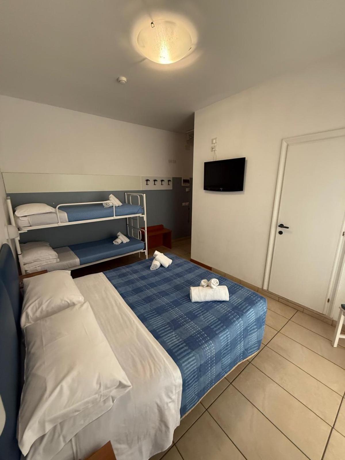 Hotel Berenice Римини Екстериор снимка