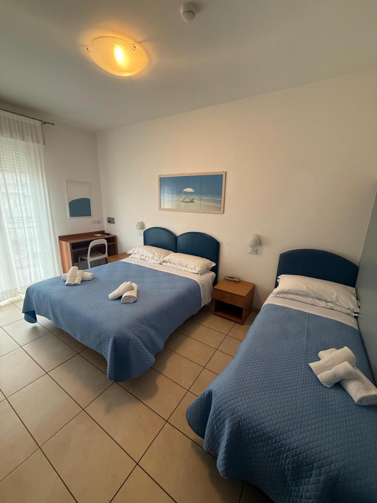 Hotel Berenice Римини Екстериор снимка