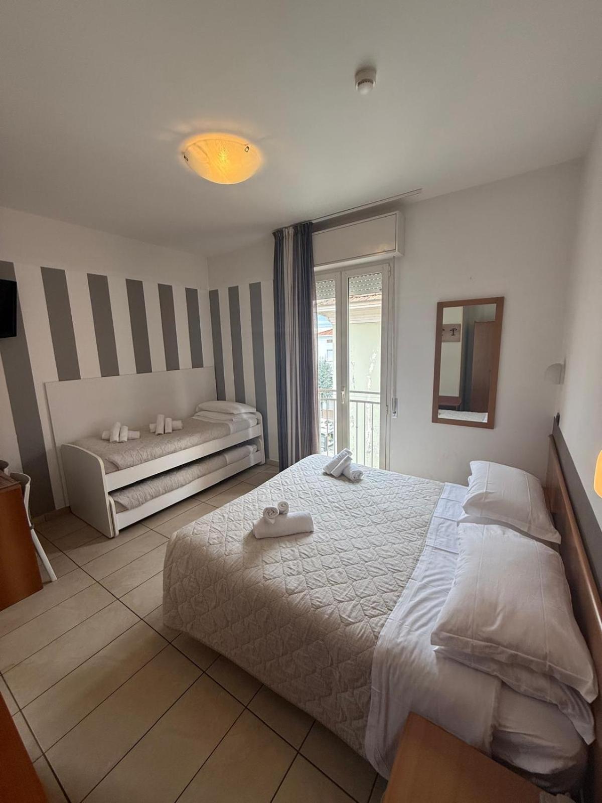 Hotel Berenice Римини Екстериор снимка